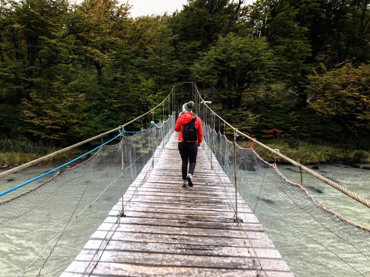 Patricia cruzando un puente colgante en la Patagonia