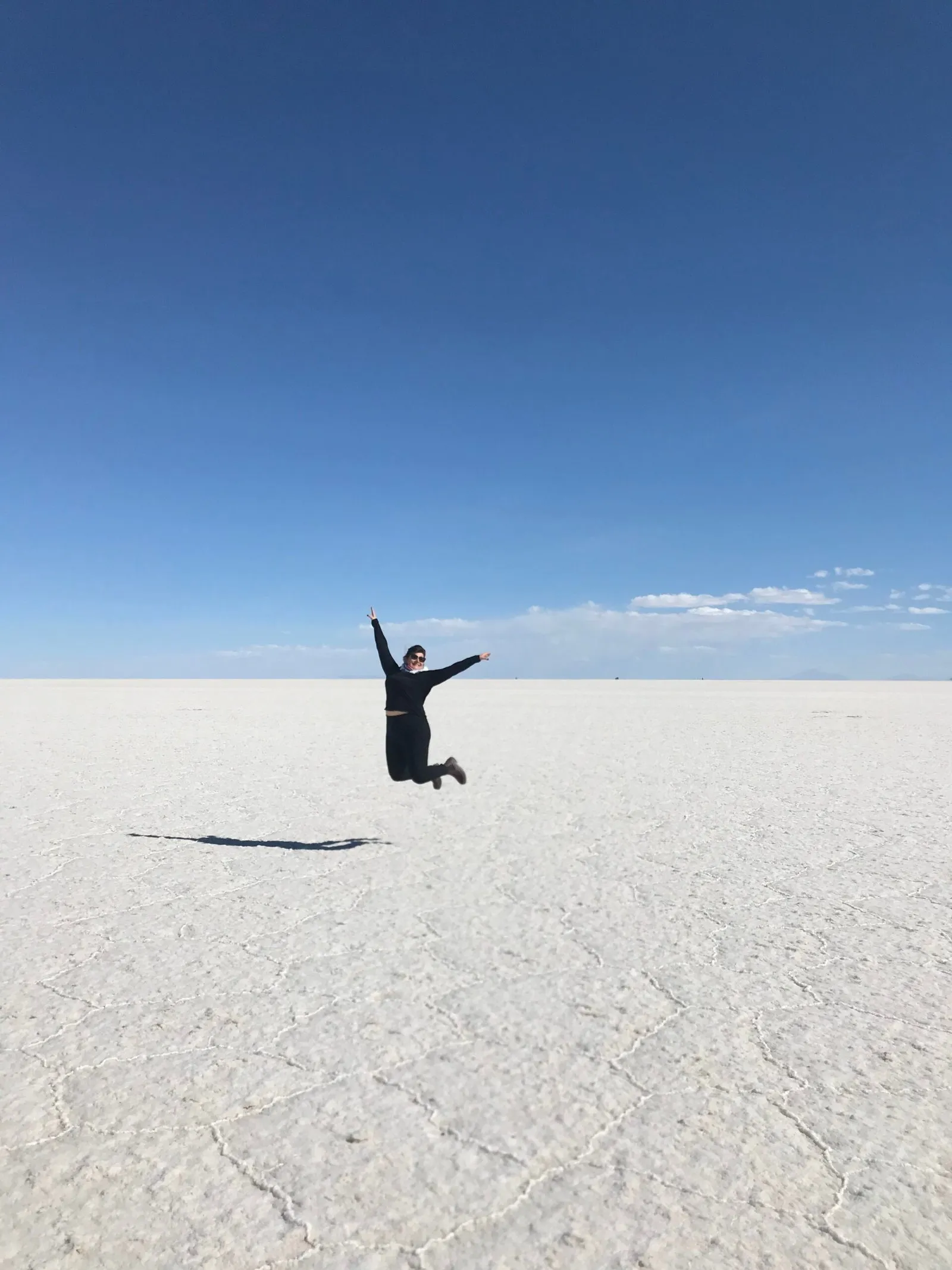 Patricia saltando en el Salar de Uyuni